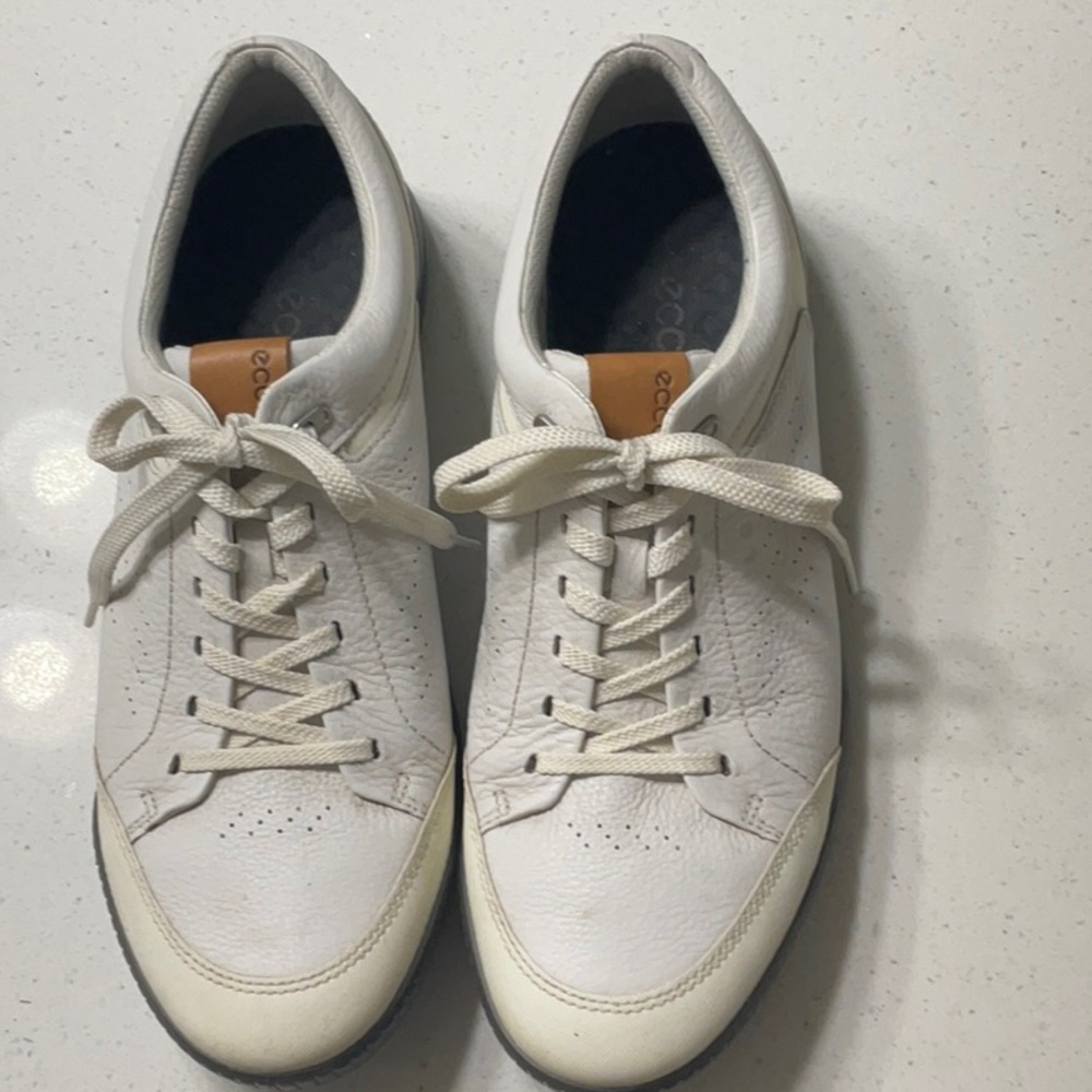 Golf shoes